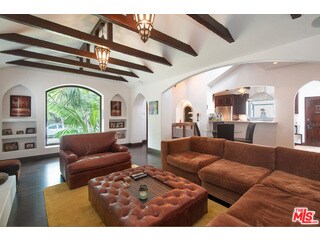 Building Photo - 9031 Rosewood Ave