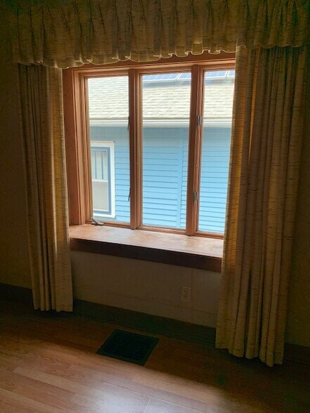 Nice bay window in dining room. - 1219 S Washington St