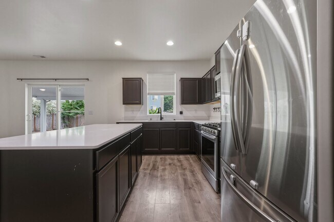 Building Photo - MOVE IN READY NOW! A/C! Multi generational living? Home office? Tumwater School District