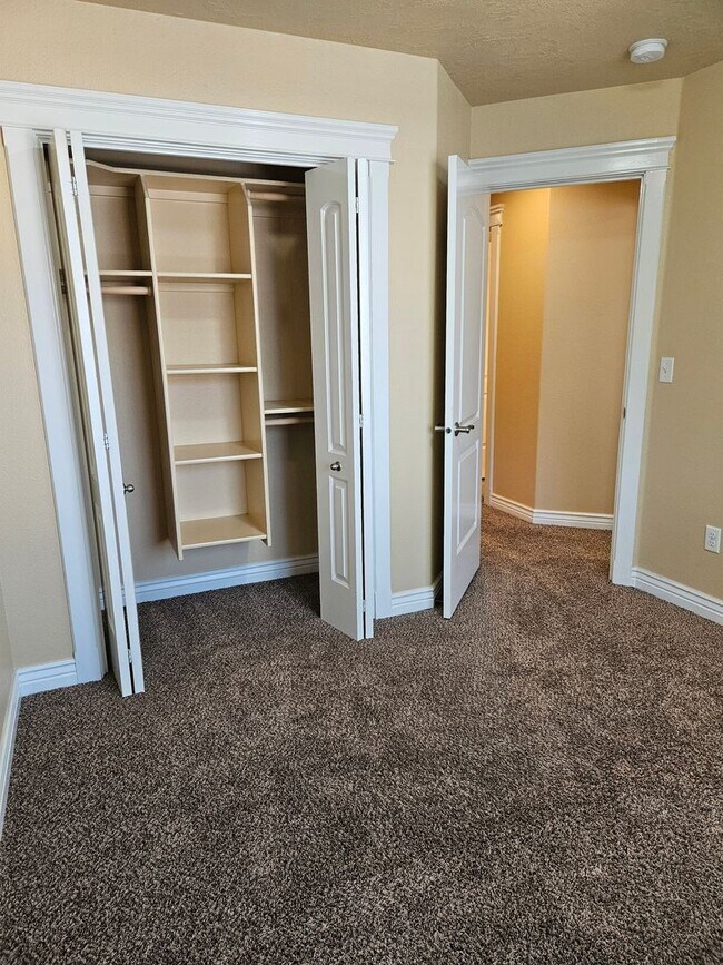 Building Photo - 3/2.5 in Boise-2 Car Garage, Fireplace, Vaulted Ceilings, Landscaping Included.