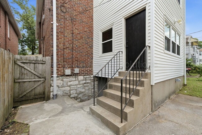 Building Photo - 5055 Lindenwood Ave