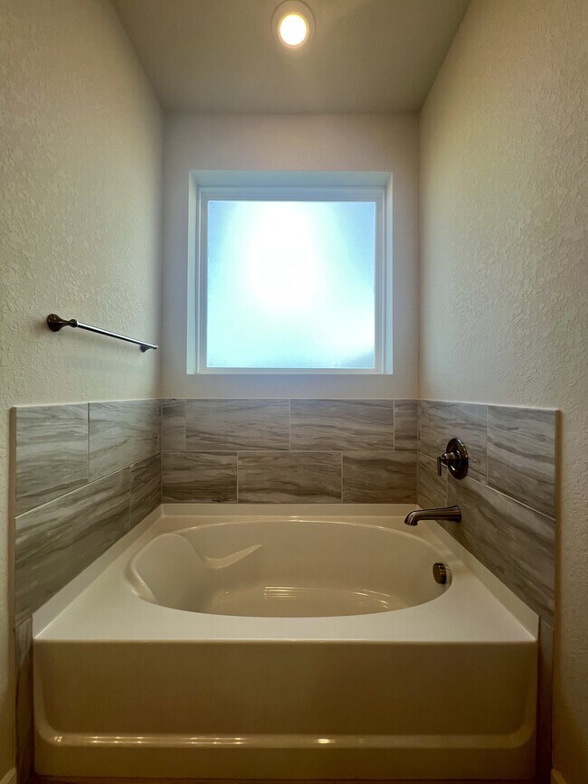 Building Photo - 14438 Inspiration Pt