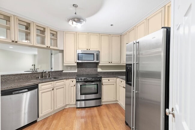 Building Photo - Rare Find! 2 Bedroom 2 Bath Condo at Magnolia Plaza