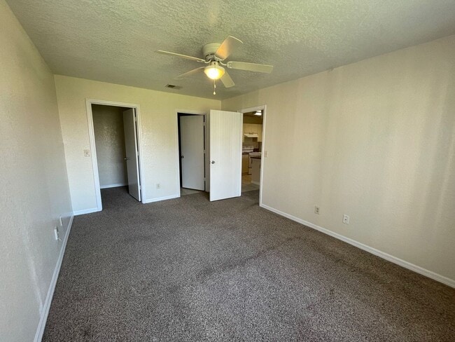 Building Photo - 2550 N Alafaya Trail