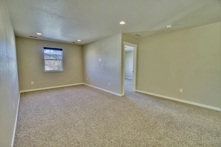 Building Photo - 5796 Dunraven St