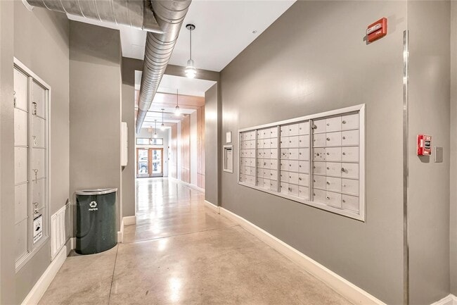 Building Photo - 2124 E 6th St