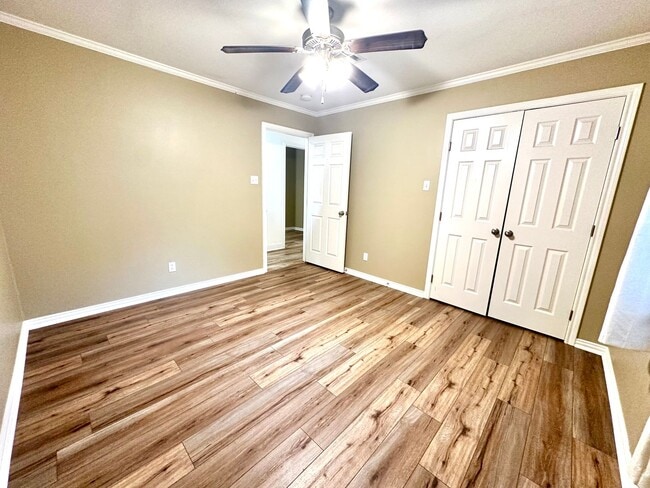 Building Photo - **Application Received ** Available Now! Charming 4-Bedroom Home with Modern Kitchen & Spacious B...