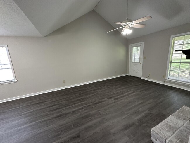 Building Photo - 108 Briarmeade Dr