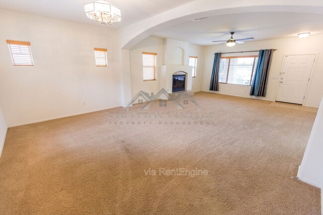 Building Photo - 945 E Blue Spruce Ln