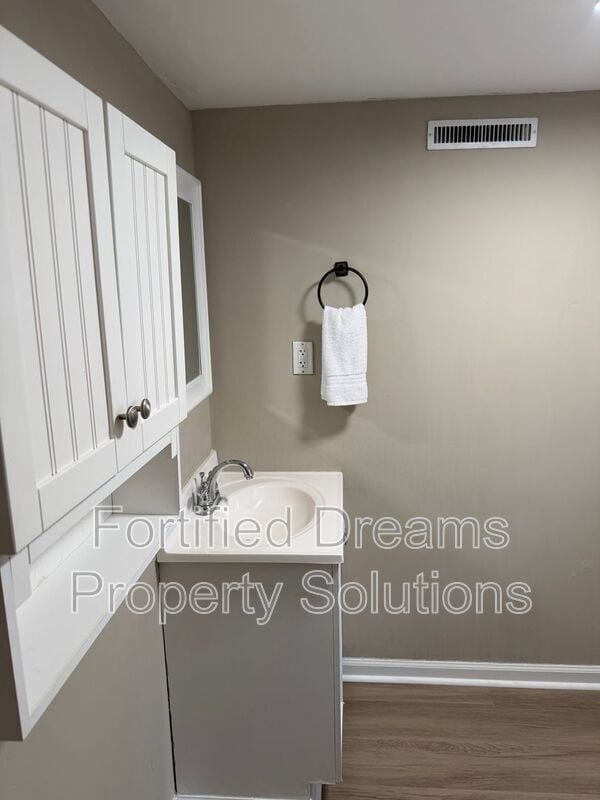 Building Photo - 2203 Maywood St