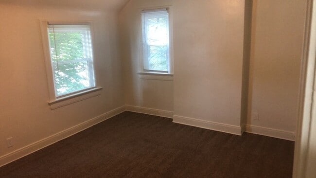 Building Photo - 3861 Far Hills Ave