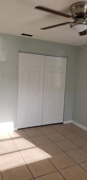 Building Photo - 802 N Lake Dr