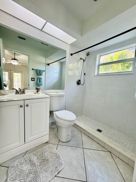 Building Photo - 2306 NE 5th Terrace