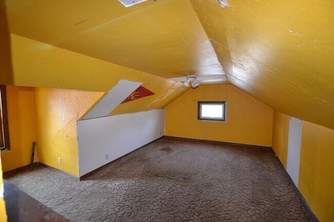 Building Photo - Remodeled 3-4 bedroom, open floor plan, Ne...