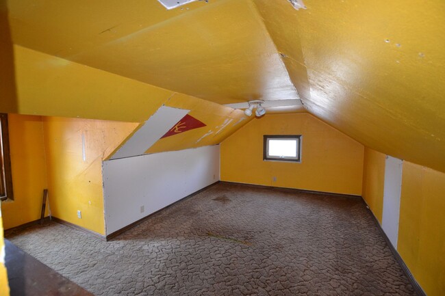Building Photo - Remodeled 3-bedroom, open floor plan, Newe...