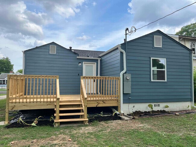 Building Photo - 2304 33rd Ave N