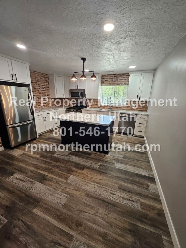 Building Photo - 902 Sullivan Dr