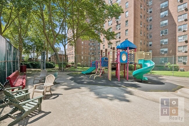 Building Photo - 530 Grand St