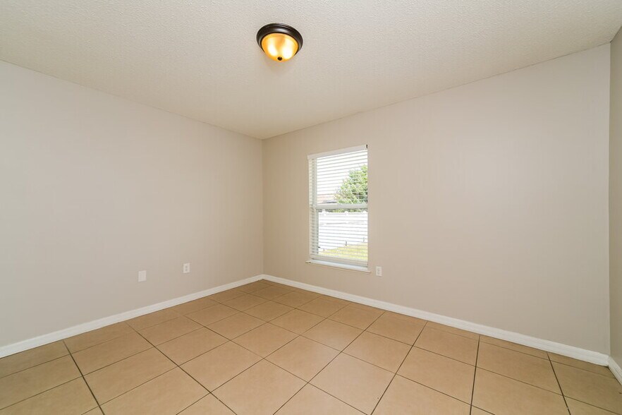 Building Photo - 330 Medina Ct