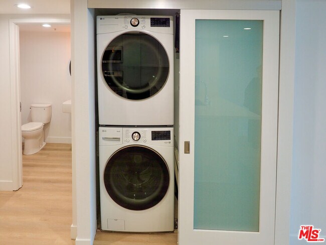 Building Photo - 13700 Marina Pointe Dr