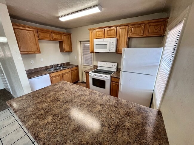 Building Photo - Central- 3 bedroom/ 2 bathroom house