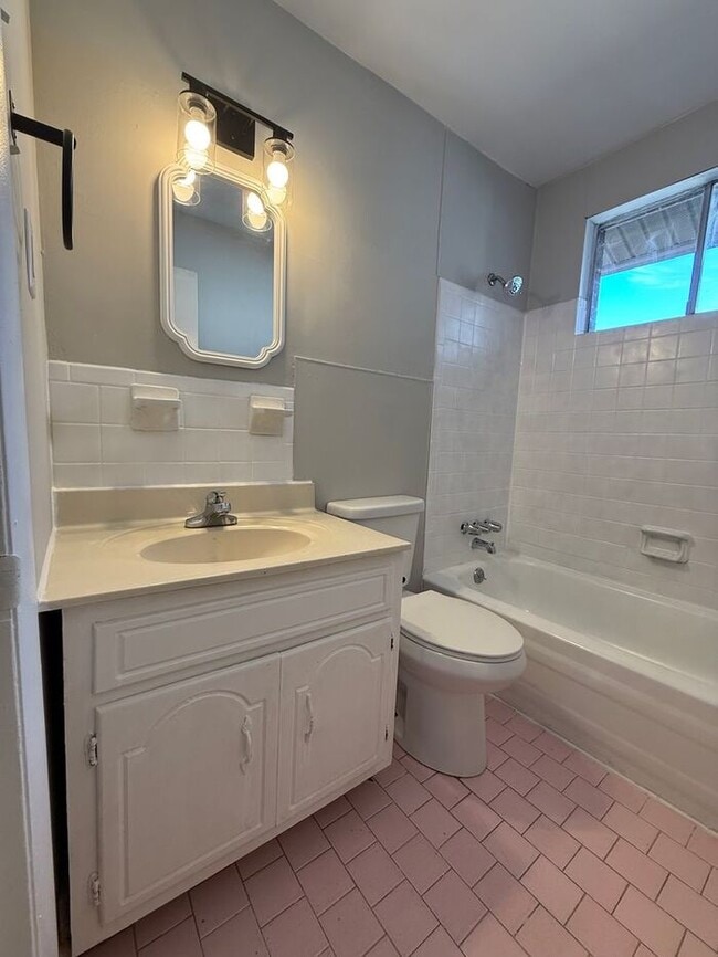 Building Photo - Renovated Duplex in Woodbine - Washer and Dryer Included