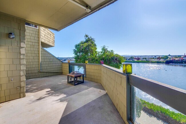 Building Photo - 1108 Shoreline Dr