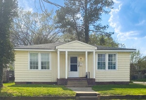 Building Photo - 302 Elm St