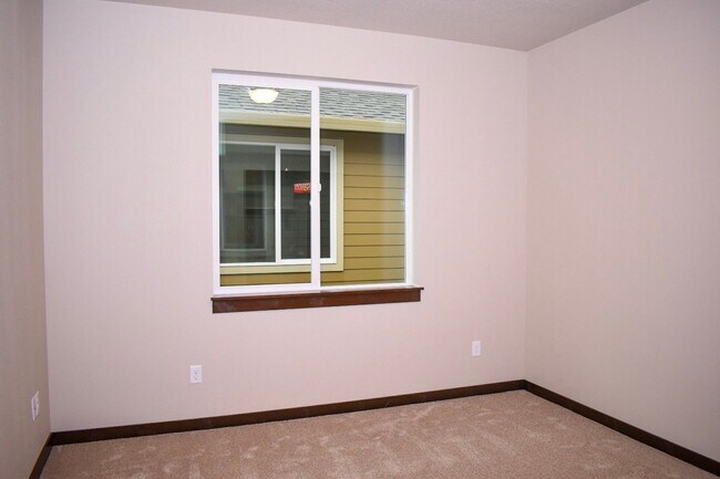 Building Photo - 2 Bedroom 2 Bathroom Duplex in a New Great...