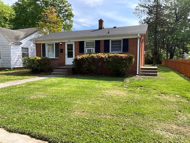 Building Photo - Lovely 2 Bed, 1 Bath Brick Ranch near UNC-...