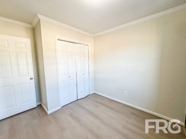 Building Photo - 2700 Thackery Rd