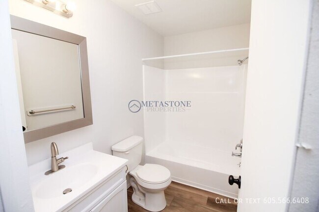 Building Photo - 308 S Lewis Ave