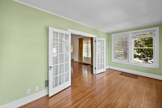 Building Photo - 4 Bed 2.5 Bath Home with a large backyard ...