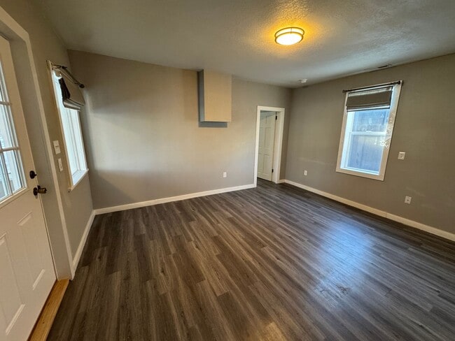 Building Photo - Cozy Updated 2-Bed Home with Garage