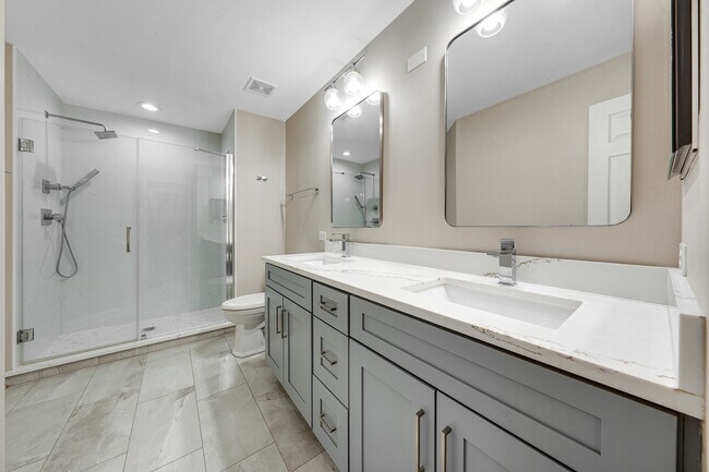 Building Photo - 1472 N Pinehurst Dr