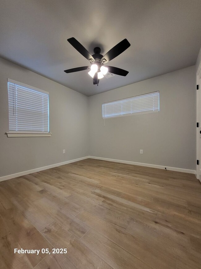 Building Photo - Remodeled (3) Bed/(1.5) Bath Avail Now! Sm...