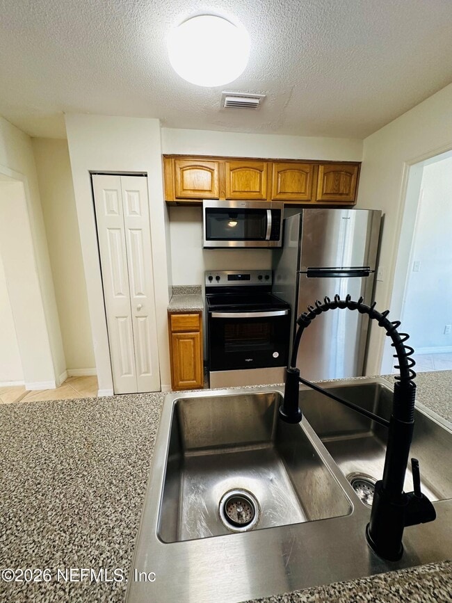 Building Photo - 1904 Delaroche Dr W