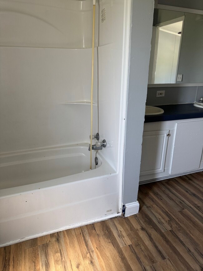 Building Photo - 712 House St