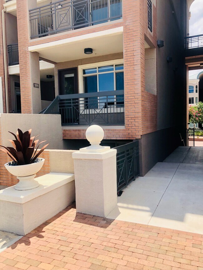 Building Photo - 425 W Rio Salado Pkwy