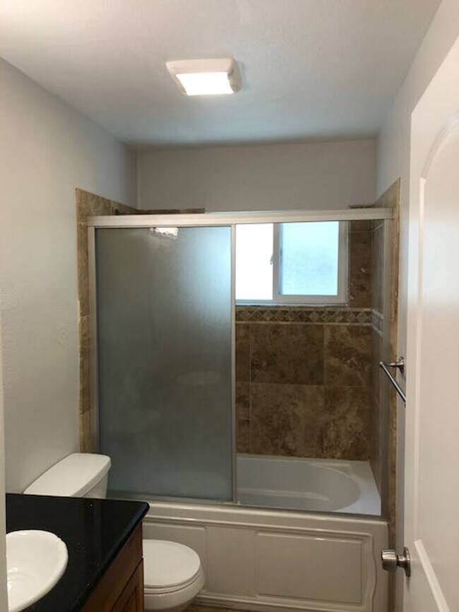 Building Photo - 1bed 1bath Apartment