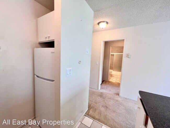 Building Photo - 1 br, 1 bath House - 7 Commodore Dr. #363