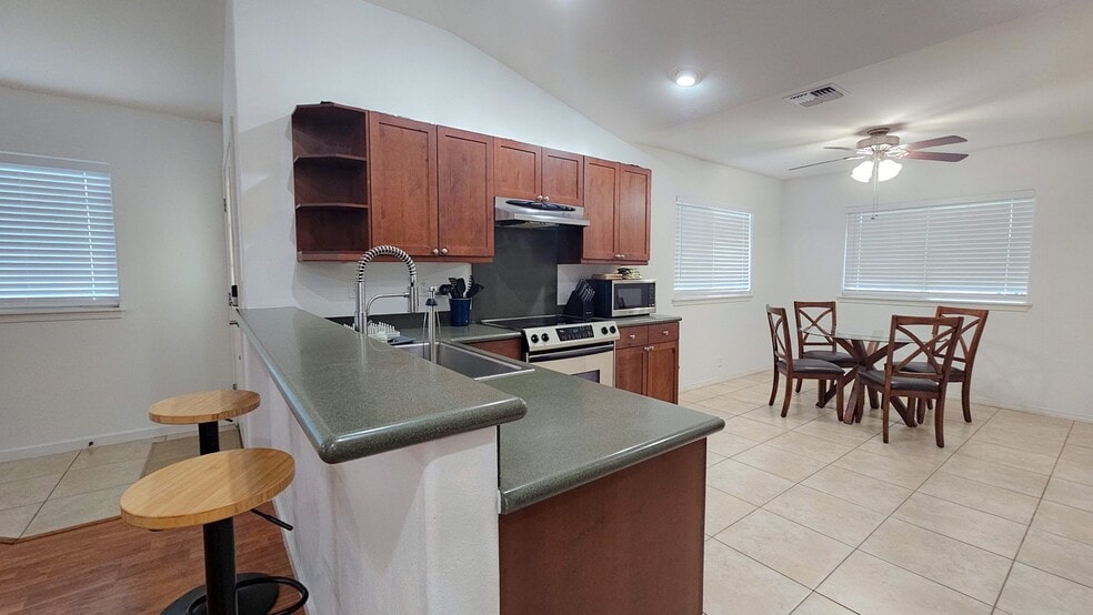 Building Photo - 75-676-676 Lalii Pl