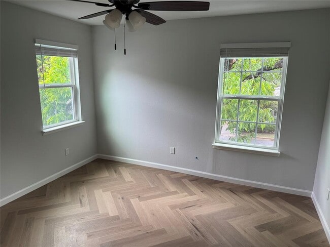 Building Photo - 1604 W 40th St
