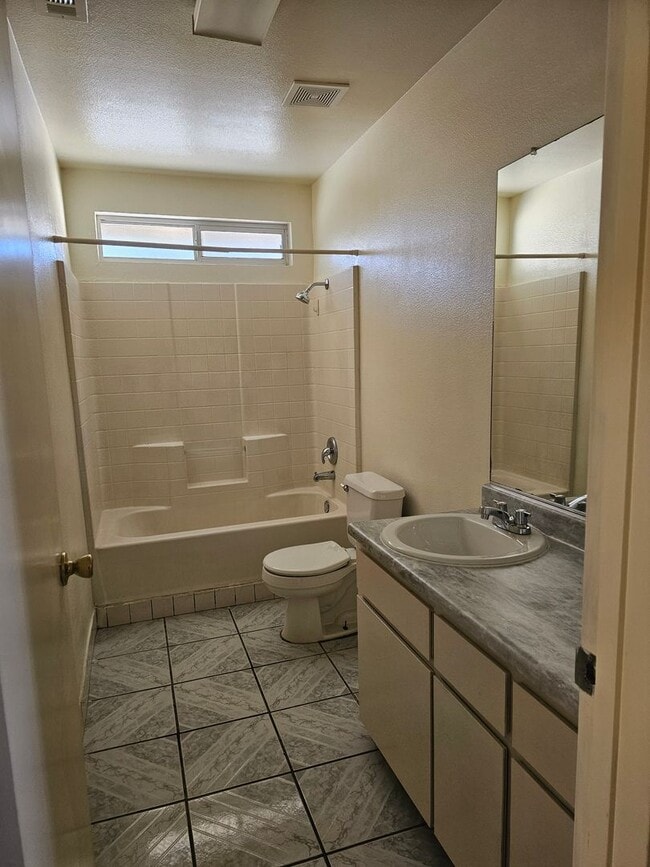 Building Photo - 3 Bedroom 2 Bath Orosi Home!