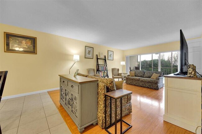 Building Photo - 3150 N Palm Aire Dr