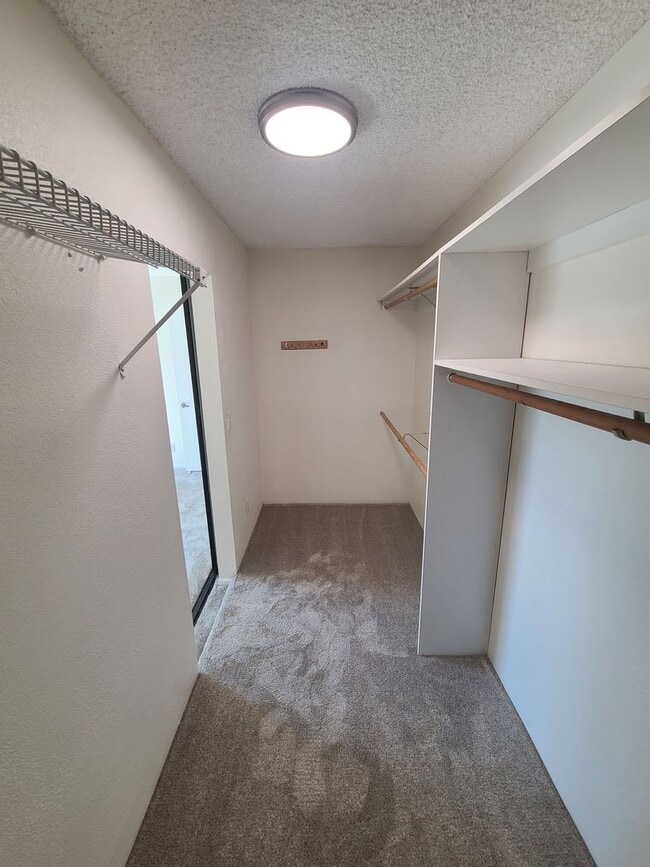 Building Photo - Spacious Two story 3 bed 2.5 baths + 2 car garage in great school district.