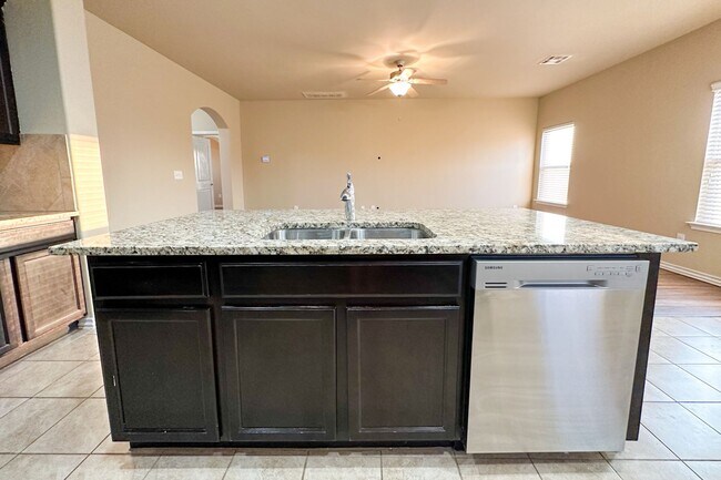 Building Photo - Stunning 5BD, 2 1/2 BTH Home Seconds away from John Kilpatrick Turnpike in YUKON!