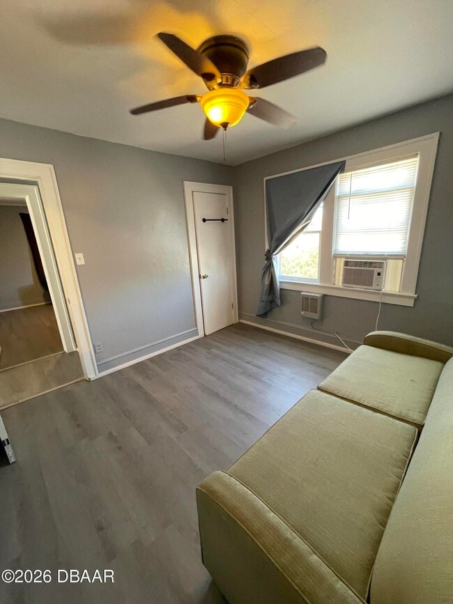 Building Photo - 411 N Oleander Ave