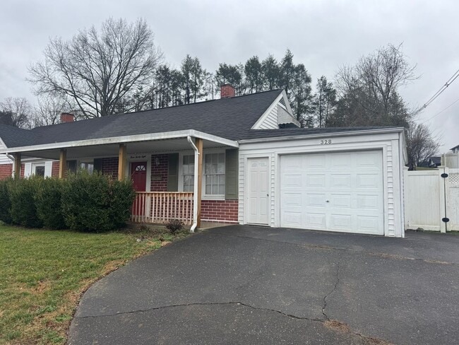 Building Photo - 2 Bedroom 1 Bath Duplex Located in Kingsport, TN