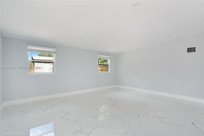 Building Photo - 907 SW 15th Terrace